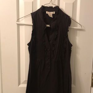 6 degrees. Brown. Size small. For one who has a long torso